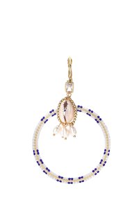 Boucles d'oreilles en or avec un accent de coquillage central, entourées de petites perles blanches et bleues, avec trois pendentifs en perles.