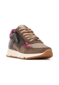 Zapatillas de ante marrón con acentos en rosa, parte superior de tela texturizada, cierre con cremallera y suela de goma. Logo prominente en la lengüeta.