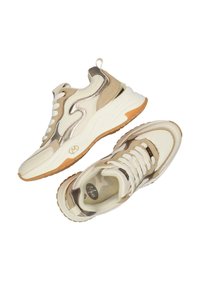 Zapatillas en tonos beige y crema con acentos metálicos, gamuza texturizada y malla. Suelas gruesas con una suela de goma marrón y diseño en capas.
