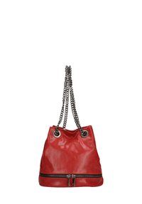 Rode leren emmer tas met zwarte kettinghengsels, zilveren ogen, en een ritsdetail aan de onderkant. Glad oppervlak met een glanzende afwerking.