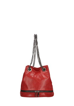 Borsa a secchiello rossa in pelle con cinturini in catena nera, occhielli in argento e un dettaglio con zip nella parte inferiore. Texture liscia con una finitura lucida.