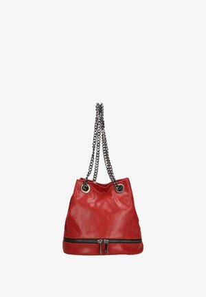 Borsa a secchiello rossa in pelle con cinturini in catena nera, occhielli in argento e un dettaglio con zip nella parte inferiore. Texture liscia con una finitura lucida.