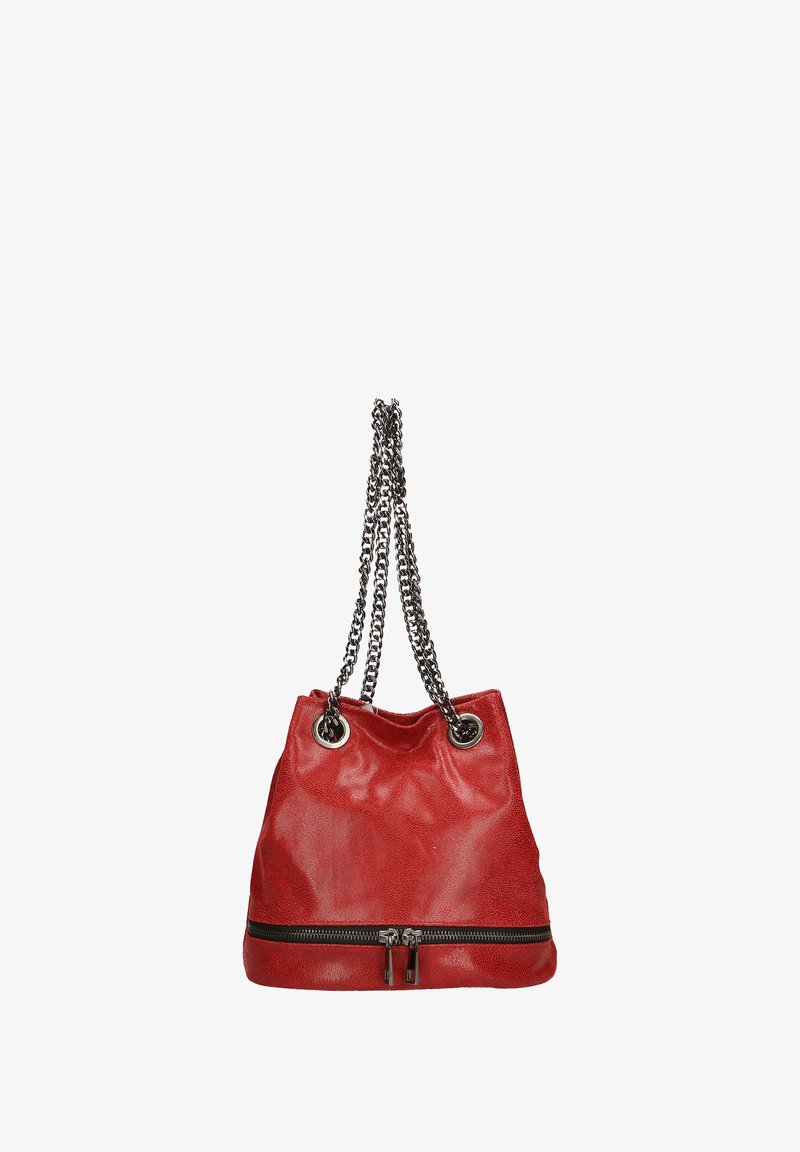 Sac seau en cuir rouge avec des anses en chaîne noire, des œillets en argent et un détail zippé en bas. Texture lisse avec une finition brillante.