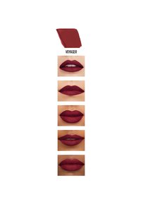 Rossetto liquido nella tonalità "Voyager" mostrato in un campione e in cinque varianti di applicazione sulle labbra; colore rosso profondo, finitura opaca, texture liscia.