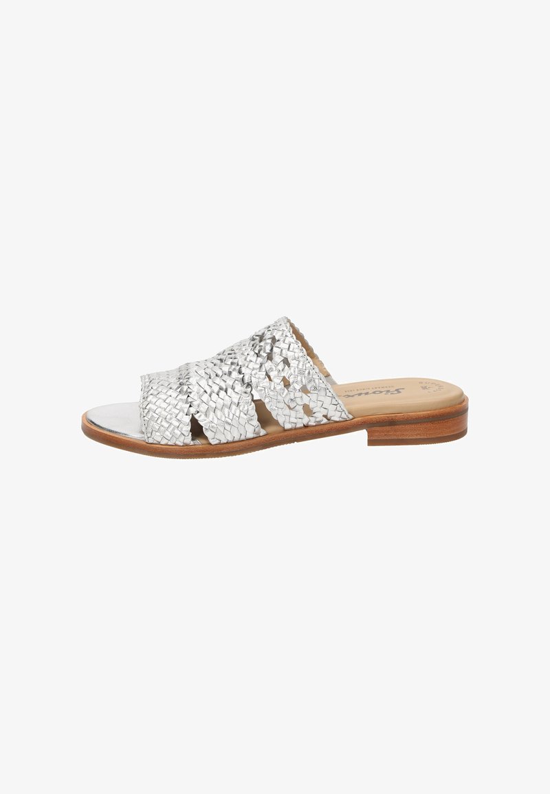 Zilveren lederen instapsandalen met drie geweven banden, een vlakke houten zool en een metallic afgewerkte teenbed.