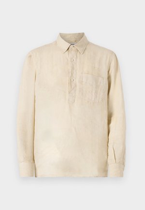 Camisa de lino beige de manga larga con cuello abotonado, bolsillo frontal y un corte relajado. La tela texturizada añade un interés visual sutil.