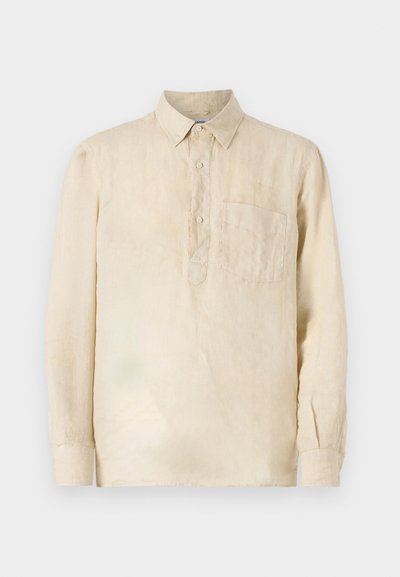 Beige Leinenhemd mit langen Ärmeln, Button-Down-Kragen, Brusttasche und lockerer Passform. Das strukturierte Material fügt subtile visuelle Akzente hinzu.