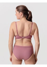 Mauve lingerie set met een beha met verstelbare bandjes en haak-en-oogsluiting, gecombineerd met hoge taille slipjes. Glad, rekbaar materiaal.
