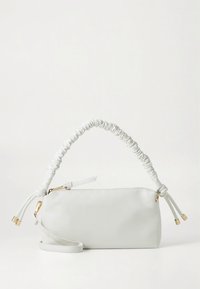 Balta mākslīgās ādas soma ar rušētu rokturi un zelta krāsas metāla detaļām. Tam ir plāns taisnstūrveida formas dizains un regulējams plecu siksniņa.