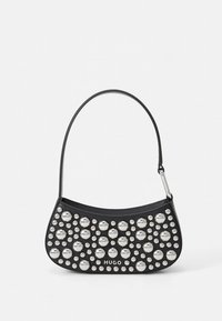 Geantă neagră cu siluetă rotunjită, decorată cu ținte argintii de dimensiuni variate. Are o singură curea și branding „HUGO” pe față.