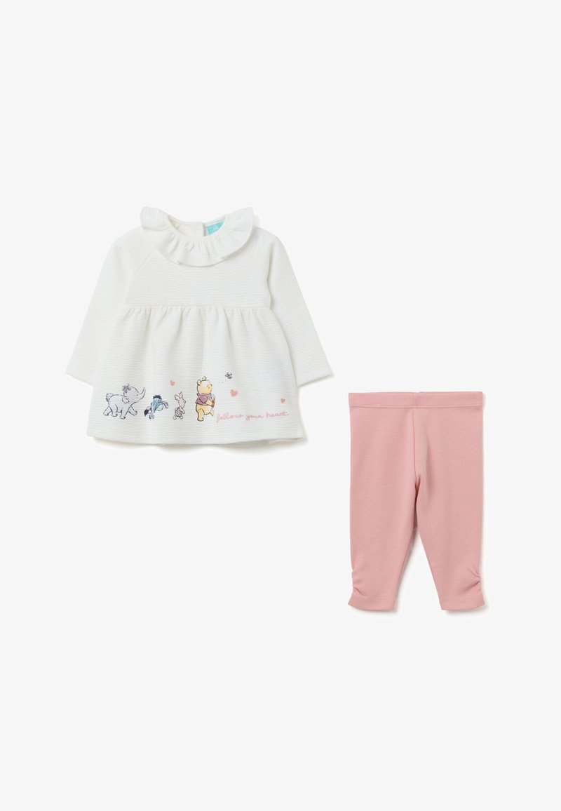 Witte lange mouw babyjurk met Winnie the Pooh-personages en roze hartjes, gecombineerd met effen roze babylegging.