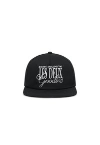 Fekete snapback sapka lapos karimával. Hímzett fehér szövegezéssel rendelkezik: "INTERNATIONAL SPORTING LES DEUX Goods" és egy pajzs logóval.