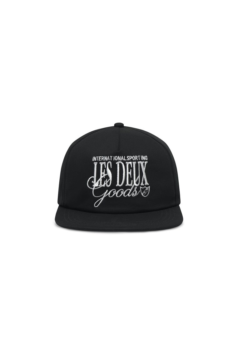 Fekete snapback sapka lapos karimával. Hímzett fehér szövegezéssel rendelkezik: "INTERNATIONAL SPORTING LES DEUX Goods" és egy pajzs logóval.