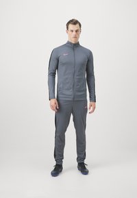 Nike Performance ACADEMY SET - Trainingspak - iron grey/black/sunset pulse