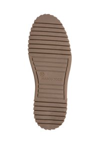 Semelle de chaussure en caoutchouc marron avec des rainures horizontales et verticales, marquée "37" et "MARCO TOZZI." Surface texturée pour une meilleure adhérence.