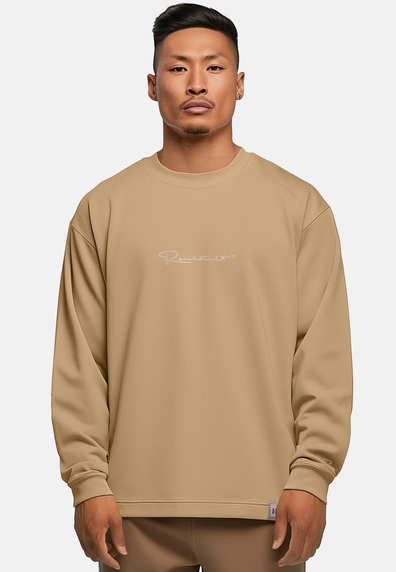 Felpa beige con vestibilità rilassata, dotata di scollatura rotonda e maniche lunghe. Presenta un discreto logo bianco sul davanti e polsini a costine.