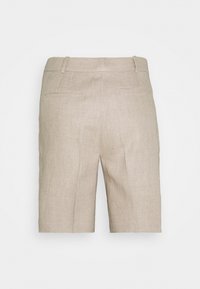 Short beige en lin longueur genou avec passants pour ceinture et deux poches passepoilées à l'arrière, présenté sur un fond uni.