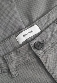 Gabba PAUL DALE - Chino - dust sage green