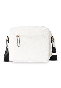 Borsa a tracolla bianca con texture, dotata di una tasca con zip all'esterno, caratterizzata da hardware dorato e una tracolla nera rimovibile. Forma rettangolare.