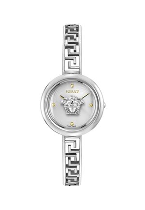 Ezüst Versace karóra Medúza fejjel a számlapon, arany órájelfoglaló jelekkel és görög kulcs mintás láncszemes karkötővel.