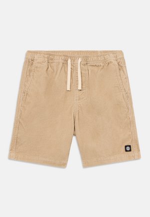 Khaki corduroy shorts med elastisk talje, snorelukning, sidelommer og et sort logo-patch på kanten.