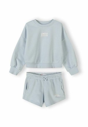 Jasnoniebieski zestaw codzienny z długim rękawem, krótka bluza typu crop oraz spodenki z elastycznym pasem, oba oznaczone białym napisem "LIMITED EDITION".