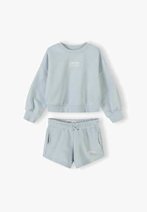 Jasnoniebieski zestaw codzienny z długim rękawem, krótka bluza typu crop oraz spodenki z elastycznym pasem, oba oznaczone białym napisem "LIMITED EDITION".
