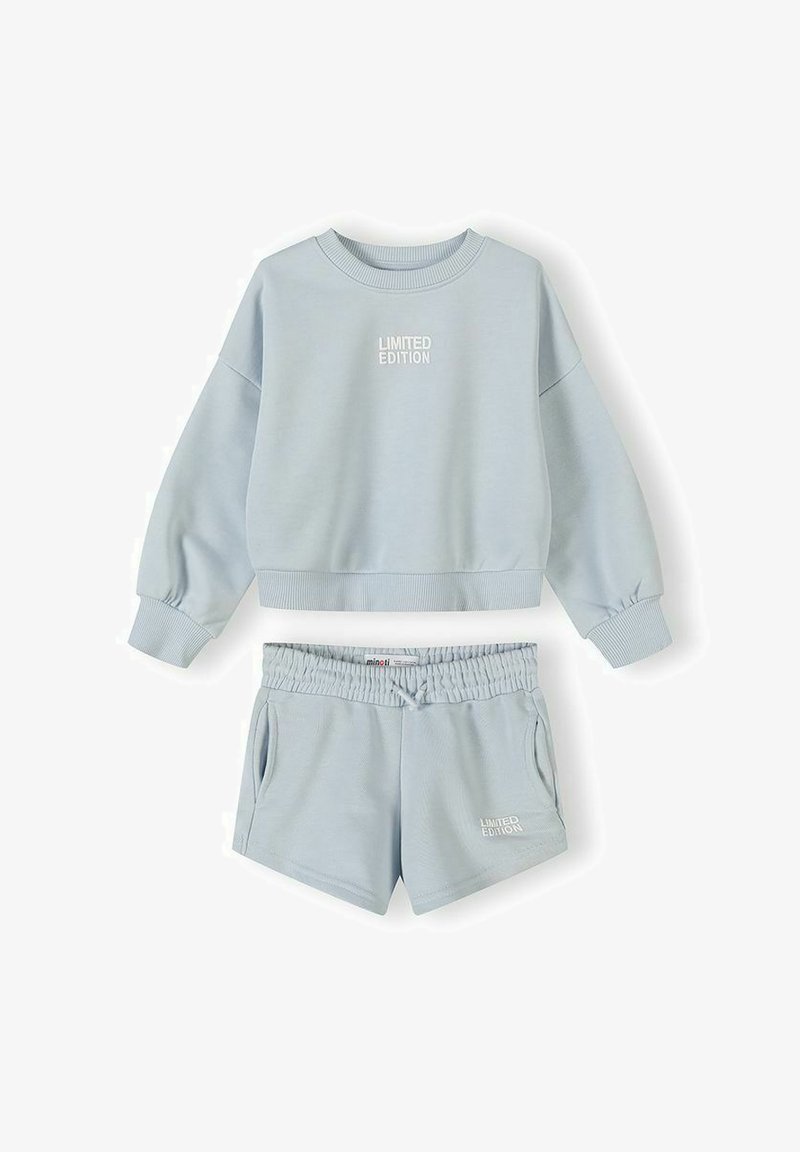 Ensemble décontracté bleu clair comprenant un sweat-shirt court à manches longues et un short à taille élastique, tous deux étiquetés "ÉDITION LIMITÉE" en texte blanc.