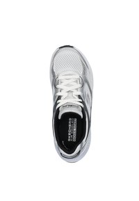 Zapatilla deportiva blanca y gris con parte superior de malla, cordones planos y puntera redonda. Presenta un diseño transpirable, plantilla acolchada y suela texturizada.