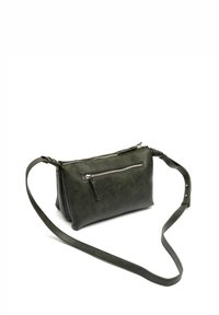 Borsa a tracolla in pelle verde testurizzata con tracolla regolabile, due tasche con zip e dettagli intrecciati sulla tracolla.