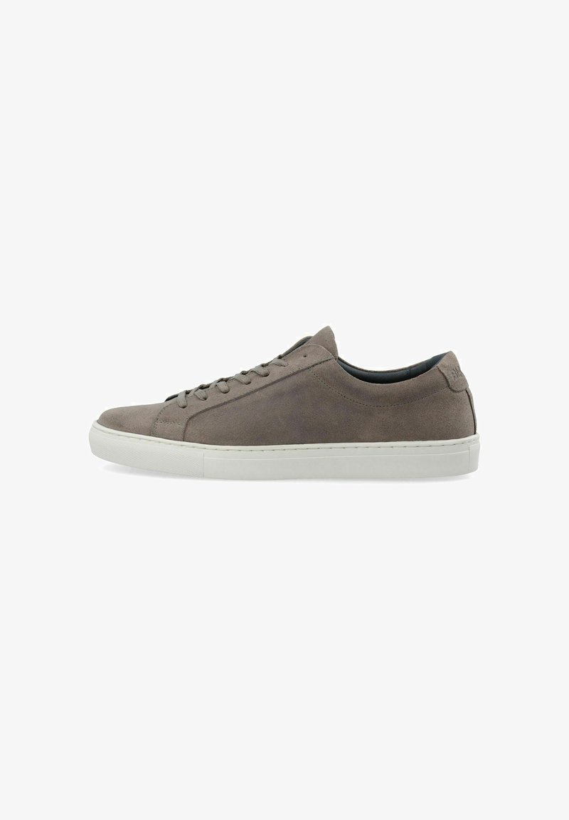 Graue Wildleder-Sneaker mit runder Zehenpartie, flacher, weißer Gummisohle und klassischem Schnürdesign. Verfügt über minimalistisches Stichdetail und eine flache Silhouette.
