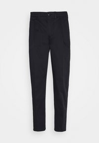 Zwarte op maat gemaakte broek van gestructureerde stof, met een rechte pijp, plooien en een knoopsluiting bij de taille.