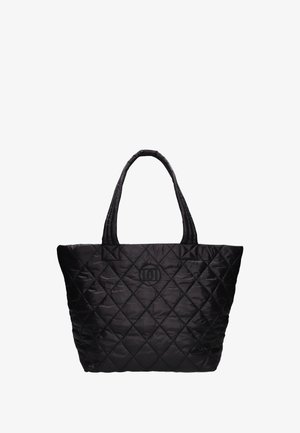 Zwarte gewatteerde draagtas met dubbele handgrepen, voorzien van een logo aan de voorkant en een zachte, gestructureerde oppervlakte. Vierkant ruitpatroon door het geheel.