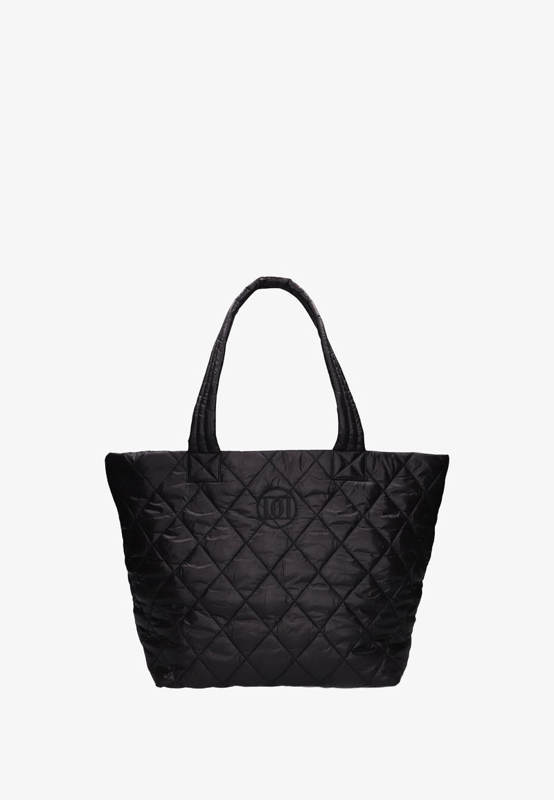 Zwarte gewatteerde draagtas met dubbele handgrepen, voorzien van een logo aan de voorkant en een zachte, gestructureerde oppervlakte. Vierkant ruitpatroon door het geheel.