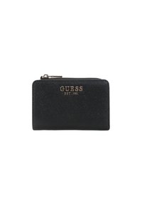 Portafoglio nero con texture, chiusura a zip, logo embossato "GUESS EST 1981" in oro, forma rettangolare e bordi lisci.