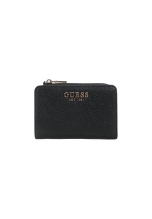 Portafoglio nero con texture, chiusura a zip, logo embossato "GUESS EST 1981" in oro, forma rettangolare e bordi lisci.