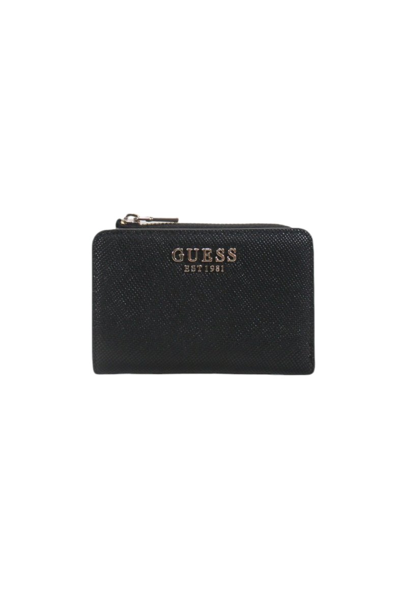 Portafoglio nero con texture, chiusura a zip, logo embossato "GUESS EST 1981" in oro, forma rettangolare e bordi lisci.