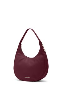 Borsa a tracolla in pelle bordeaux con forma arrotondata, texture liscia, chiusura con cerniera e dettagli decorativi sulla tracolla.
