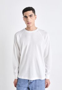 GAP WAFFLE CREW - Ilgarankovis viršutinės dalies drabužis - new off white