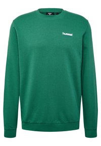 Grön sweatshirt i texturerad tyg. Har rund halsringning, långa ärmar och en liten vit logotyp på bröstet. Ribbad mudd och nederkant.