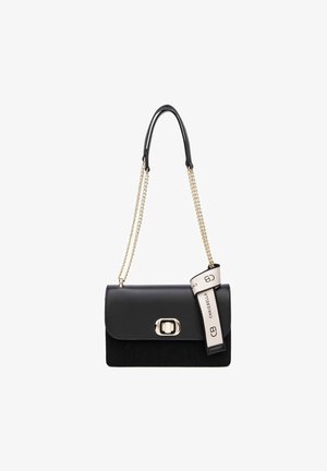 Borsa nera con corpo in pelle liscia e parte inferiore in camoscio. Hardware in tonalità oro, tracolla a catena e dettaglio in tessuto con logo.