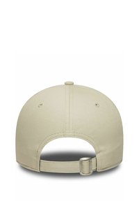 Beige Kappe mit abgerundetem Oberteil, glatter Stoffoberfläche, verstellbarem Riemen hinten und einem Knopfdetail oben.