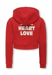 Punainen lyhyt huppari, jossa on huppu, ja selässä valkoiset tekstit "HEART LOVE". Pehmeää kangasta, jossa ribbikantit hihoissa ja helmassa.