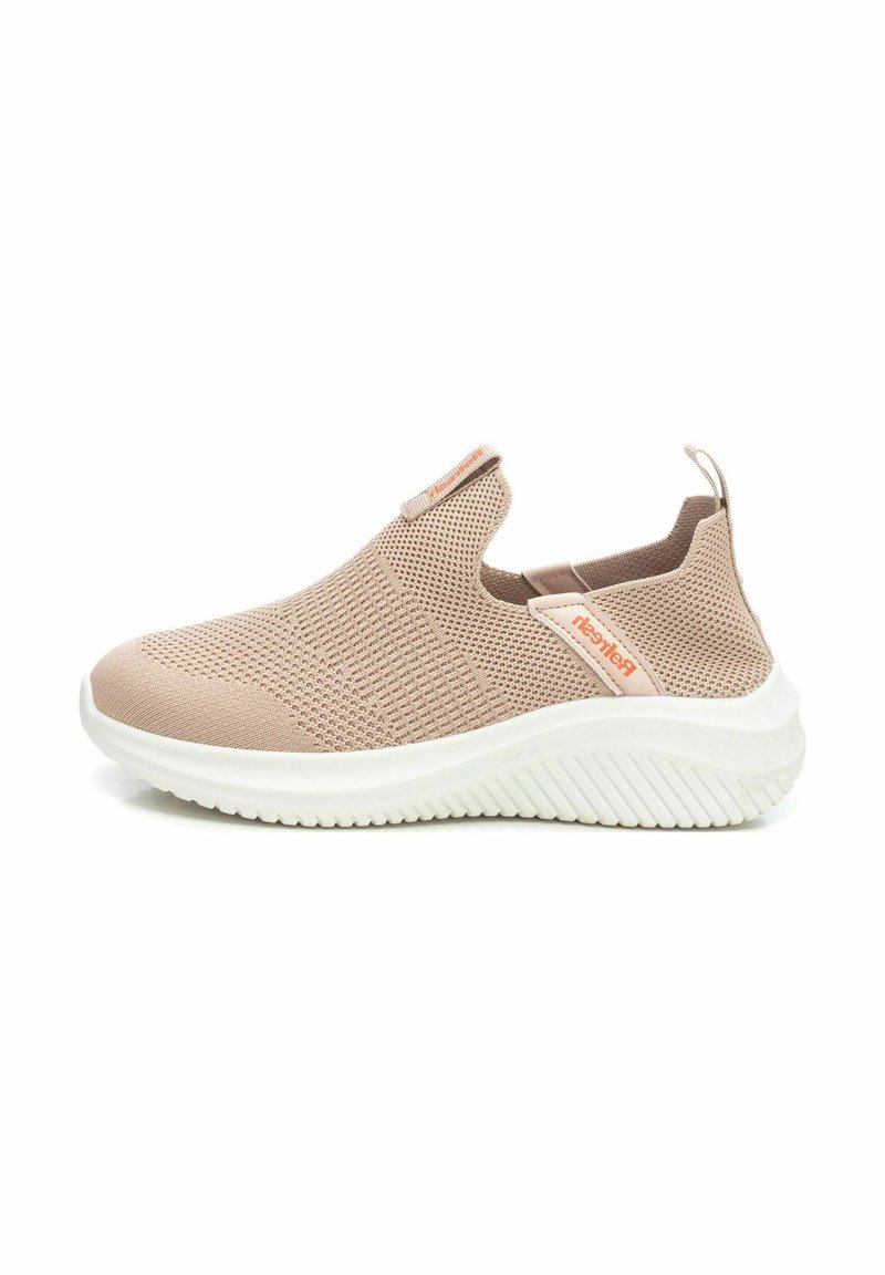 Zapatillas slip-on con una parte superior de malla beige transpirable, suela blanca texturizada, acentos laterales elásticos y una lengüeta en el talón.