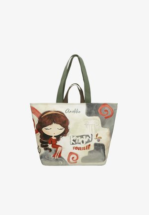 Borsa tote in tela con illustrazione di una ragazza in abito rosso seduta, testo "Conosci te stesso" e spallacci verdi e marroni.