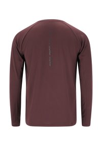 Langärmliges Shirt in dunklem Burgunderrot, mit strukturiertem Rücken, Raglanärmeln und einem vertikalen, in Schwarz bedruckten Textelement. Weicher, glatter Stoff.