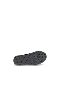 Suola di scarpa nera con un motivo testurizzato che presenta accenti triangolari e circolari, realizzata in gomma per garantire aderenza e durata.