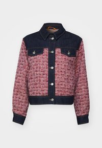 Chaqueta de mezclilla y tela texturizada con un diseño bicolor; parte superior azul oscura y parte inferior rosa con patrón, que cuenta con botones a presión y bolsillos en el pecho.