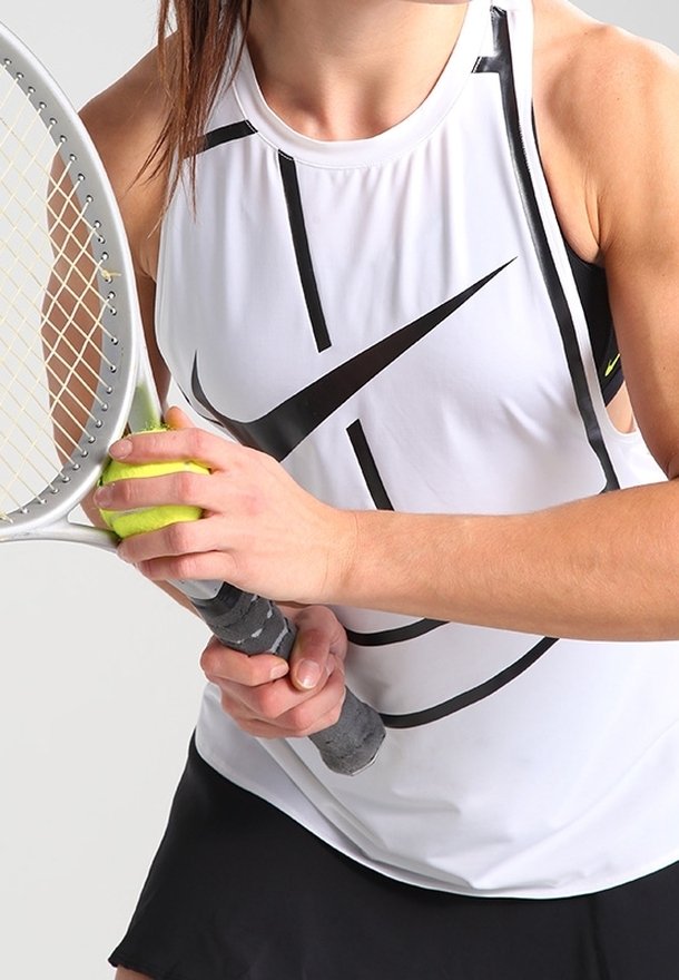 Canotta atletica bianca con accenti neri, che tiene una racchetta da tennis e una pallina. La racchetta presenta un'impugnatura grigia; la canotta ha un collo rotondo e un design sportivo.