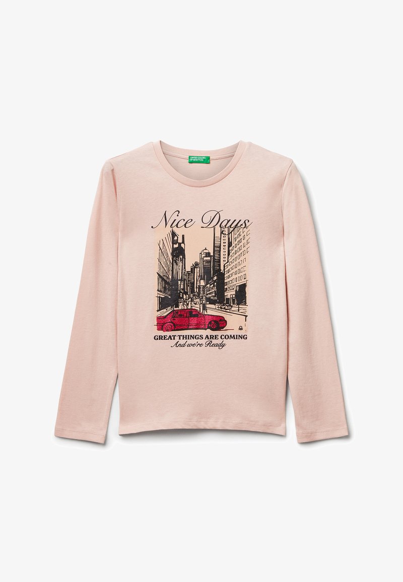 Camiseta de algodón de manga larga en color rosa que presenta un gráfico de una calle de la ciudad con un coche rojo, y el texto "Días Bonitos" y "Grandes Cosas Vienen".
